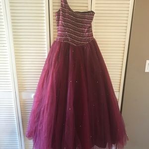 Merlot One Strap Shoulder Gown EUC worn once.
